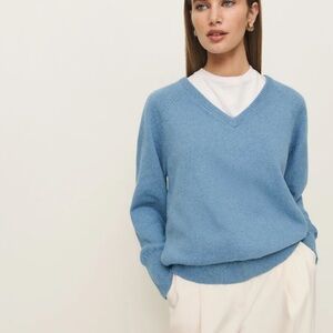 HUDSON’S BAY CO V-Neck Cashmere Sweater *light blue*